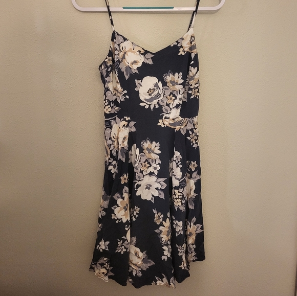 Old Navy Charcol Grey and Cream Floral Dress - Picture 2 of 4